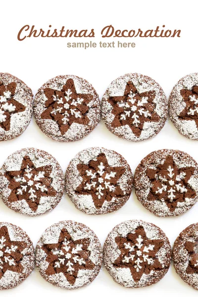 Шоколадное печенье с трещинами на белом фоне, вид сверху — стоковое фото