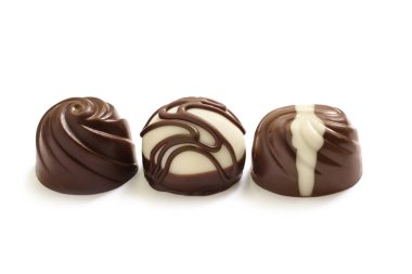 Siyah, süt ve beyaz çikolata fındık ve badem ezmesi çikolata şekerleme çeşitleri