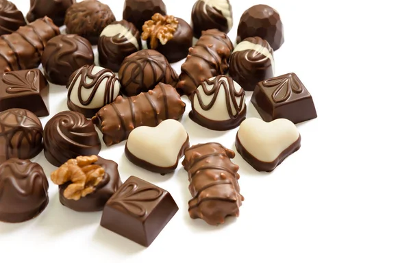 Ассортимент шоколадных конфет из черного, молочного и белого шоколада с орехами и марципаном — стоковое фото