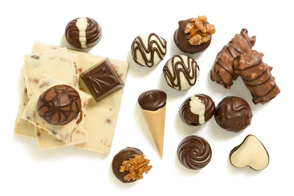 Ποικιλία από σοκολάτα καραμέλες από μαύρη, γάλακτος και λευκή σοκολάτα με ξηρούς καρπούς και το αμυγδαλωτό — Φωτογραφία Αρχείου