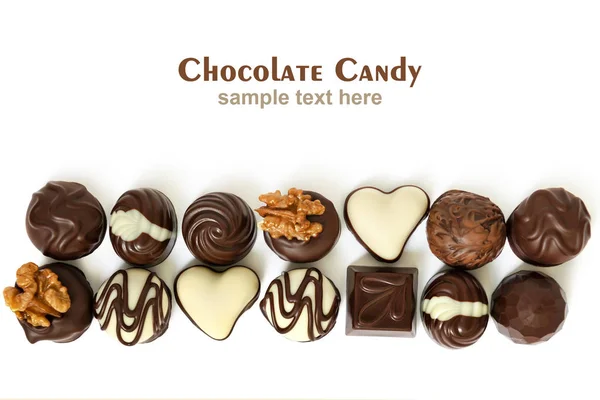 Sortimento de doces de chocolate de chocolate preto, leite e branco com nozes e maçapão — Fotografia de Stock