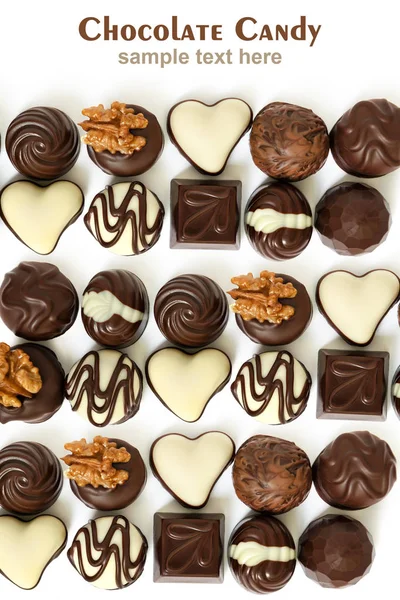 Sortimento de doces de chocolate de chocolate preto, leite e branco com nozes e maçapão — Fotografia de Stock