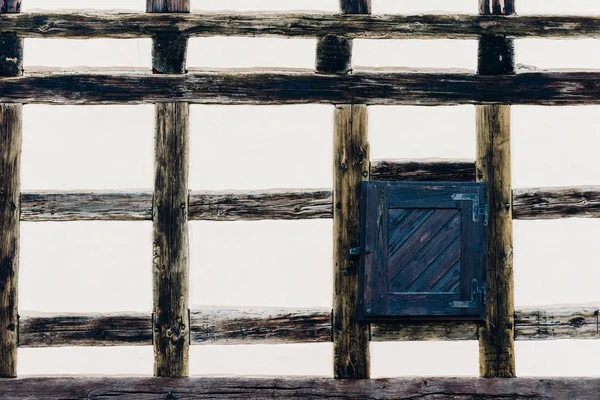 La pared de la vieja casa con una ventana. Construcción de marcos de madera son métodos tradicionales de construcción en Alemania —  Fotos de Stock