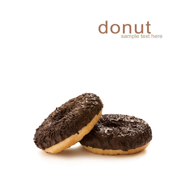 Donuts au chocolat glacé avec des pépites de chocolat isolées sur le fond blanc, motif sans couture, vue de dessus, plat — Photo