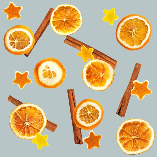 Vánoční pozadí sušených pomerančů oloupejte ve tvaru hvězdy a se skořicí. Bezešvé pozadí — Stock fotografie
