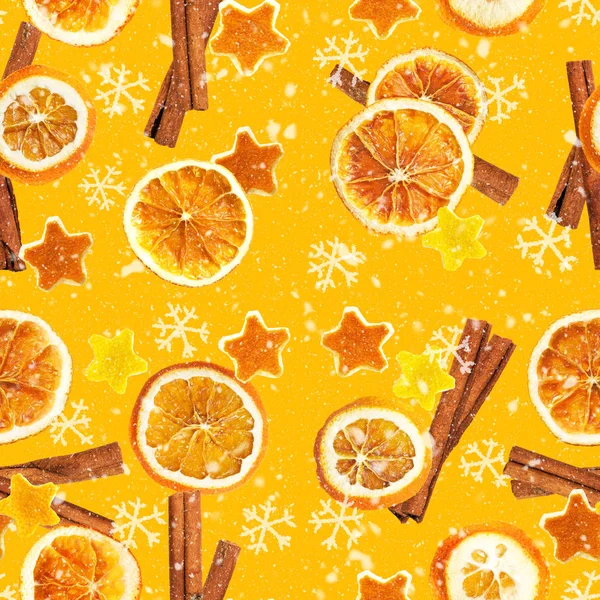 Weihnachten Hintergrund aus getrockneten Orangen, Schale in Form eines Sterns und mit Zimt. nahtloser Hintergrund — Stockfoto
