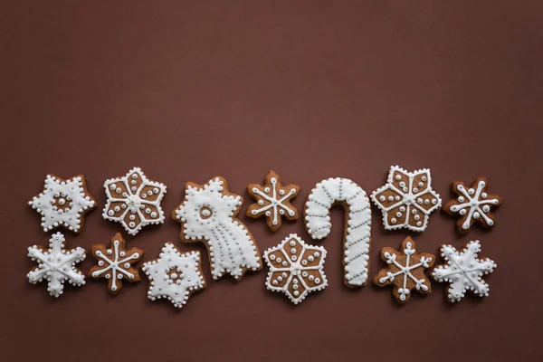 Galletas de Navidad en forma de copos de nieve hechos a mano básico para su decoración — Foto de Stock