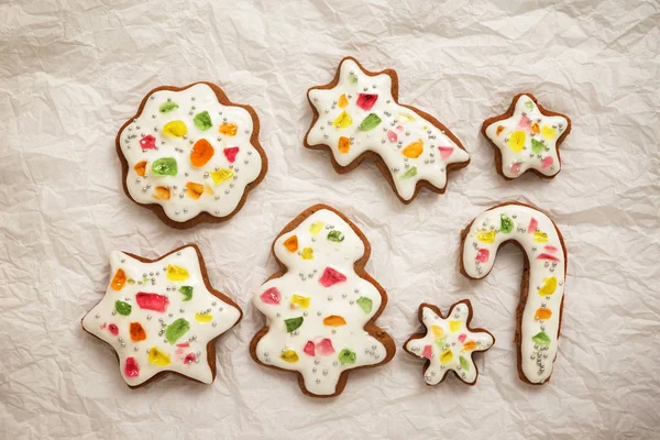 Galletas de Navidad en forma de copos de nieve hechos a mano básico para su decoración — Foto de Stock