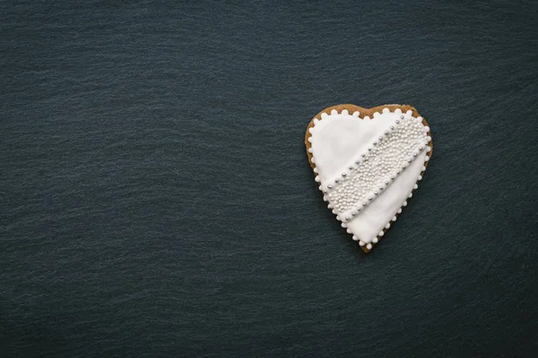 糖霜面团的姜饼心脏 — 图库照片