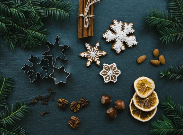 Ram med fir grenar, cookies och julpynt på mörk sten bakgrund. Ovanifrån. — Stockfoto