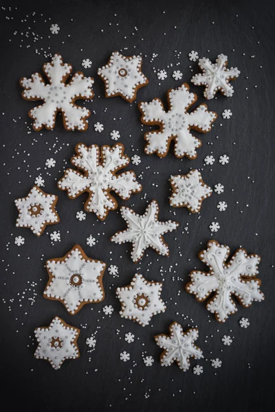 Flocos de neve de pão de gengibre de massa com açúcar de confeiteiro — Fotografia de Stock