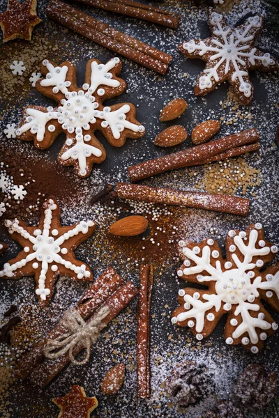Fondo de Navidad o Año Nuevo de galletas de jengibre, especias, nueces con azúcar y copos de nieve. Vista superior . — Foto de Stock