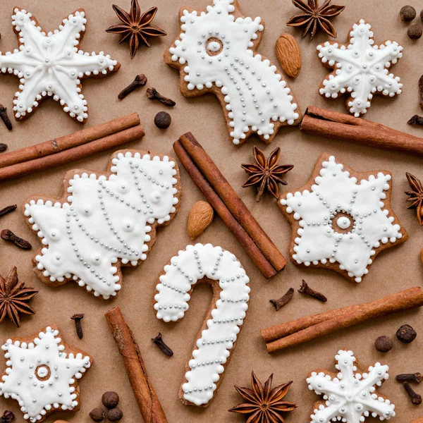 Boże Narodzenie dekoracji z przyprawami i ciasteczka w kształcie płatków śniegu na tle ciemnego brązowego papieru. Widok z góry. — Zdjęcie stockowe