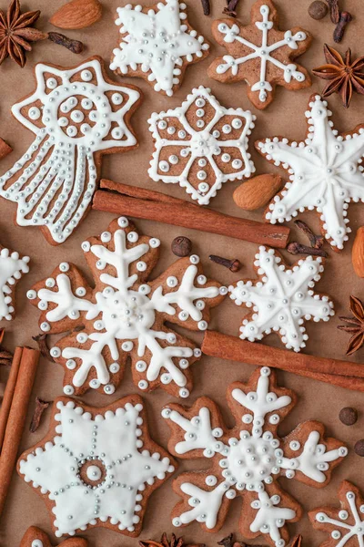 Dekoration Χριστούγεννα με μπαχαρικά και μπισκότα σε σχήμα νιφάδες χιονιού σε φόντο σκούρο καφέ χαρτί. Το Top view. — Φωτογραφία Αρχείου