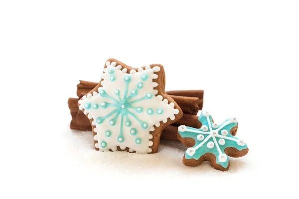 Dekoration de Navidad con galletas en forma de copos de nieve y estrellas sobre un fondo blanco — Foto de Stock