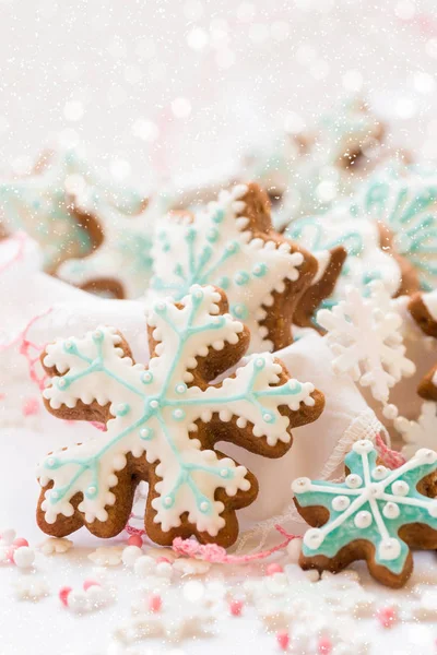 Dekoration de Navidad con galletas en forma de copos de nieve y estrellas sobre un fondo blanco — Foto de Stock