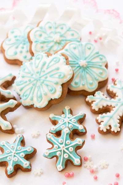 Dekoration de Natal com biscoitos em forma de flocos de neve e estrelas em um fundo branco — Fotografia de Stock