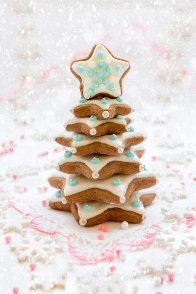 Noel dekoration kar taneleri ve beyaz bir arka plan üzerinde yıldız şeklinde kurabiye ile — Stok fotoğraf