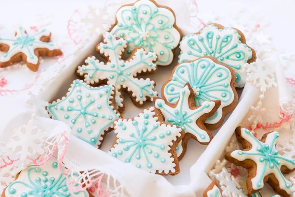 Dekorację świąteczną z ciasteczek w kształcie płatków śniegu i gwiazd na białym tle — Zdjęcie stockowe