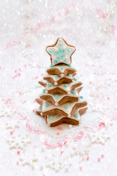 Biscoitos de árvore em forma de estrelas sobre um fundo branco — Fotografia de Stock