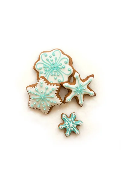 Рождественское оформление с печеньем в виде снежинок и звезд на белом фоне — стоковое фото