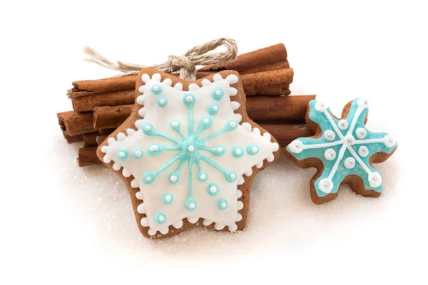 Dekoration de Navidad con galletas en forma de copos de nieve y estrellas sobre un fondo blanco — Foto de Stock