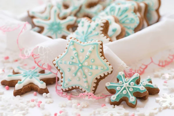 Decoración navideña con galletas en forma de copos de nieve y estrellas sobre fondo blanco — Foto de Stock