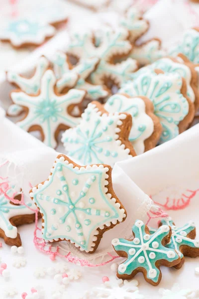 Vánoční dekorace s cukroví ve tvaru sněhové vločky a hvězdičky na bílém pozadí — Stock fotografie