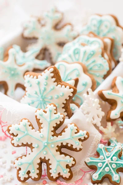 Decoración navideña con galletas en forma de copos de nieve y estrellas sobre fondo blanco — Foto de Stock