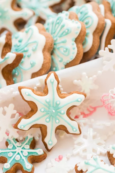 Decoração de Natal com biscoitos em forma de flocos de neve e estrelas sobre um fundo branco — Fotografia de Stock