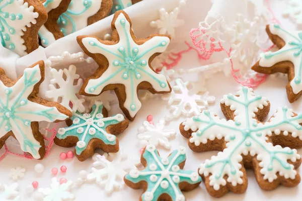 Decoração de Natal com biscoitos em forma de flocos de neve e estrelas sobre um fundo branco — Fotografia de Stock