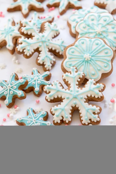 Decoración navideña con galletas en forma de copos de nieve y estrellas sobre fondo blanco — Foto de Stock