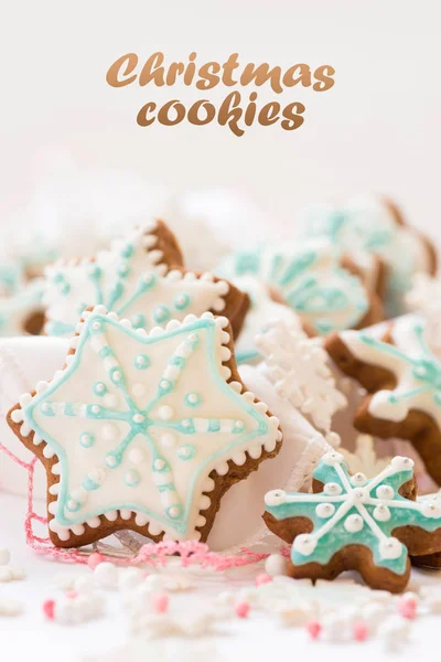 Decorazione natalizia con biscotti a forma di fiocchi di neve e stelle su sfondo bianco — Foto Stock