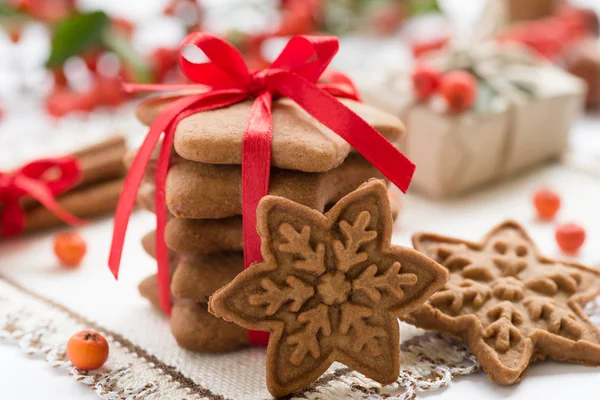 Ciasteczka świąteczne ręcznie robione w kształcie gwiazdek z czerwoną wstążką — Zdjęcie stockowe