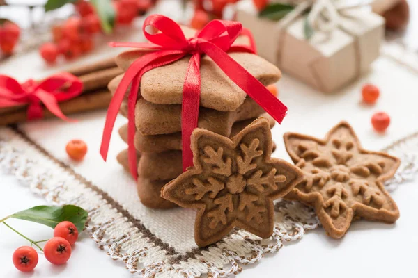 Galletas de Navidad hechas a mano en forma de estrellas con cinta roja — Foto de Stock