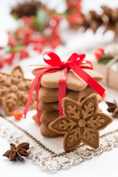 Kerstkoekjes handgemaakt in de vorm van sterren met rood lint — Stockfoto