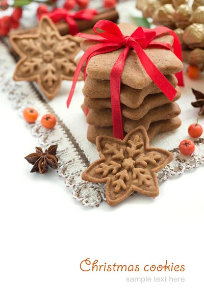 Galletas de Navidad hechas a mano en forma de estrellas con cinta roja — Foto de Stock