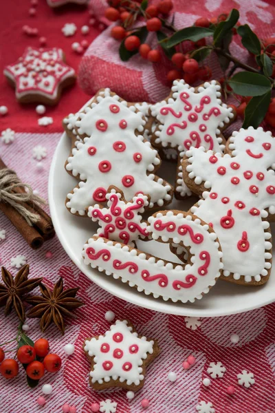 Decoração de Natal em um fundo de tecido vermelho. Biscoitos de Natal artesanal — Fotografia de Stock