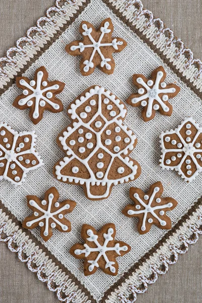 Hópelyhek, a csillagok és a kézzel készített, a dekoráció fenyő alakú cookie-k. — Stock Fotó