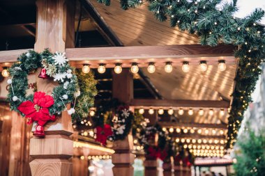 Işıklı Noel Fuar ahşap köşk bir sürü logolar olmadan parlak süslemeleri