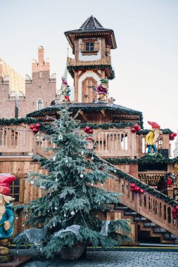 Işıklı Noel Fuar logo olmadan parlak süslemeleri bir sürü ahşap köşk ile