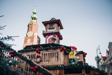 Işıklı Noel Fuar logo olmadan parlak süslemeleri bir sürü ahşap köşk ile