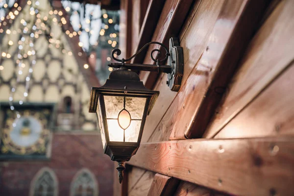 Linterna de Navidad. Iluminación festiva en una casa de madera . — Foto de Stock