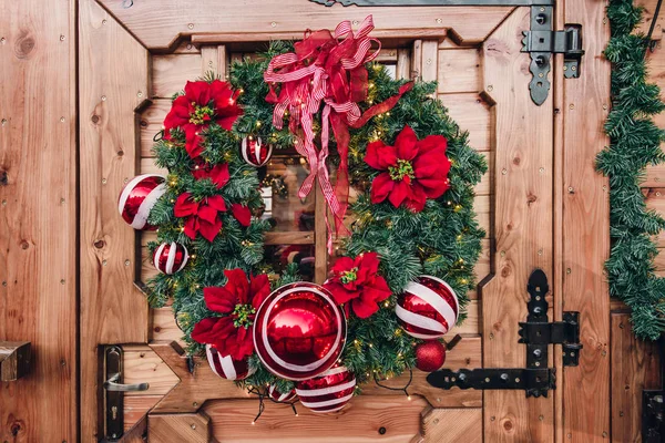 Vánoční věnec s červenými kuličkami — Stock fotografie