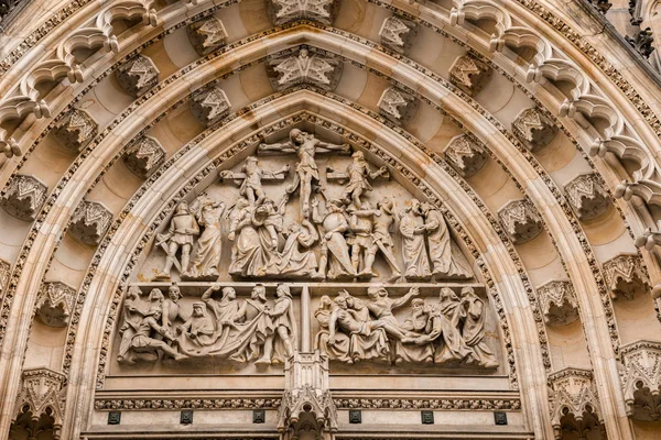 Bas-relief et décor de la partie supérieure du portail principal, Prague, République tchèque — Photo