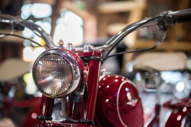 Seçici odak noktası vintage Far lambası motosiklet üzerinde. Retro motosiklet ile far üzerinde arka plan bulanık. Bokeh etkisi