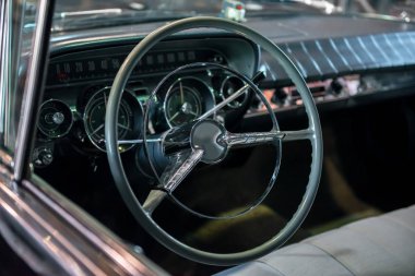 1970'lerde bir klasik araba direksiyon ile kontrol paneli. Eski model araba klasik otomobil iç