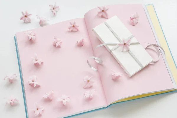 Composição de flores de flores rosa jacinto com caixa de presente em um fundo rosa. — Fotografia de Stock