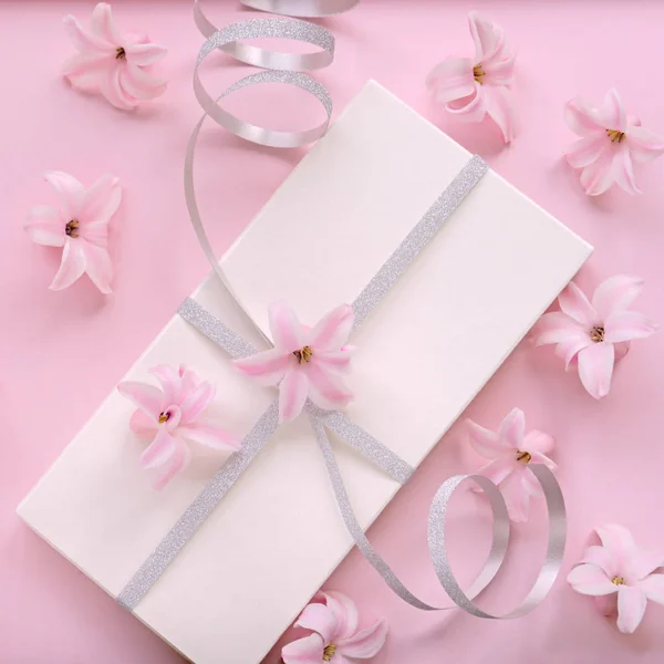Λουλούδια σύνθεση ροζ λουλούδια υάκινθων με κουτί δώρου σε ροζ φόντο. Το Top view — Φωτογραφία Αρχείου