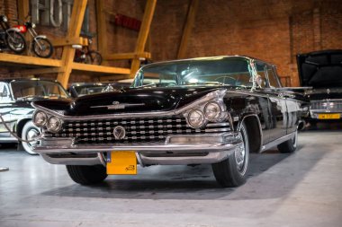 Topacz, Polonya - 13 Ekim 2018: Siyah retro araba Müzesi, 1959 Buick Electra hardtop sedan